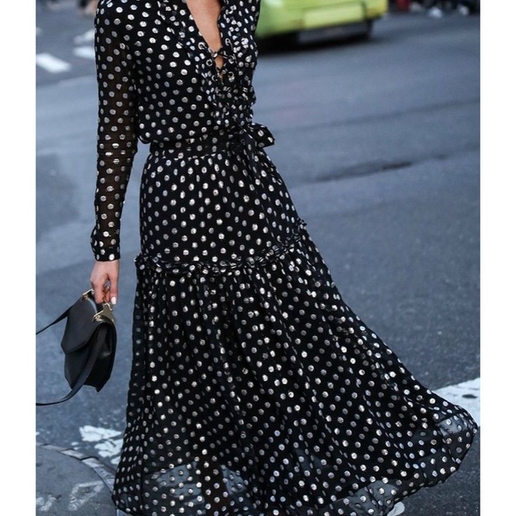 Dresses & Skirts - Polka dot v-neck vacation dress - never been worn